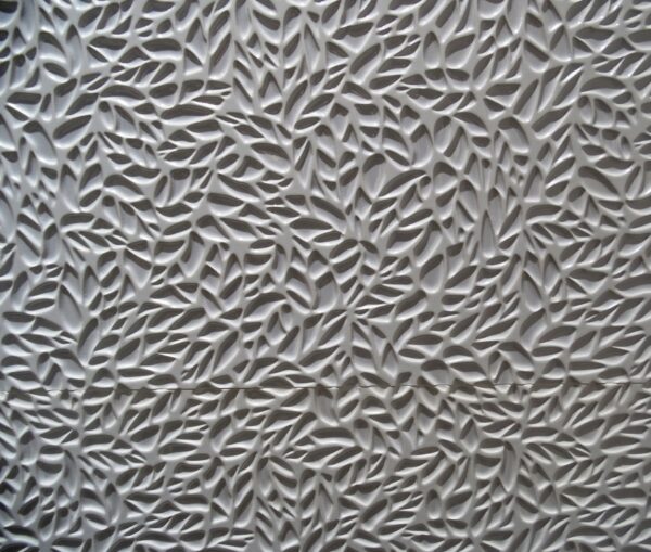 Detaliu de placa ceramica FLEUR, 33 x 100 cm. 