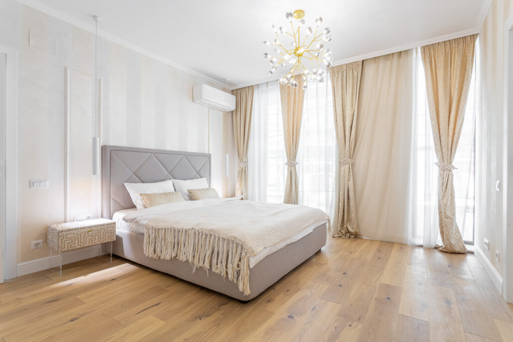 Dormitor elegant amenajat de Delta Studio - apartament showroom ansamblul Carmen Sylva Royal Class Apartments Bucuresti (1)