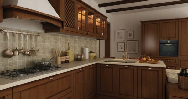 Bucătărie clasică, cu piese de mobilier realizat din lemn natural.
