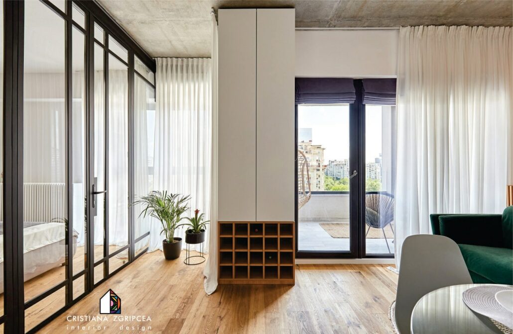 Acasă la arhitecta Cristiana Zgripcea. Dormitor separat de living prin paravan metalic cu sticlă - glasvand. Apartament în stil industrial București. Foto Arthur Tintu.