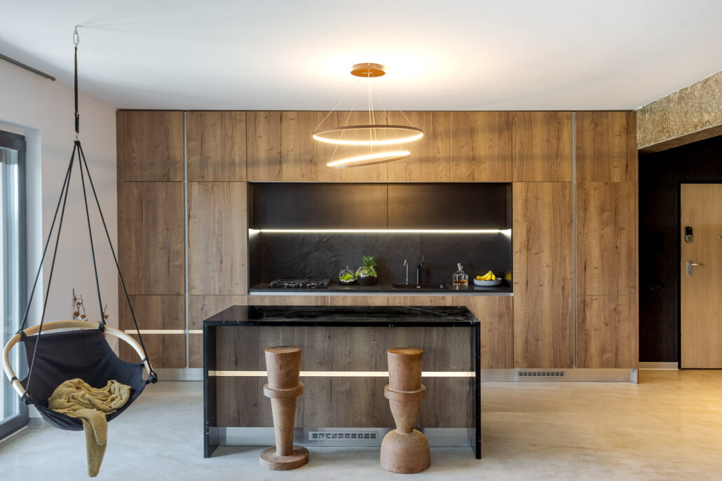 Amenajare bucătărie modernă Vladimir Drăghia și Alice Cavaleru – Delta Studio Design - mobilier cu insulă custom made Formmat by Delta Studio (1)