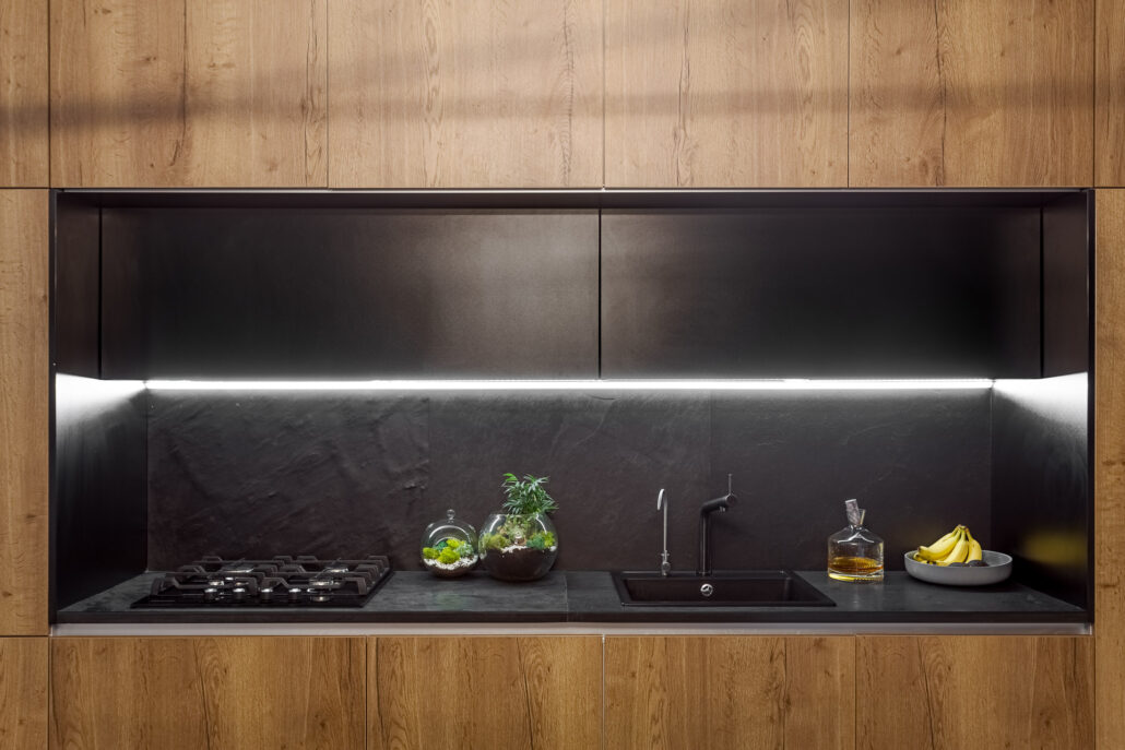 Amenajare bucătărie modernă Vladimir Drăghia și Alice Cavaleru – Delta Studio Design - mobilier cu insulă custom made Formmat by Delta Studio (4)