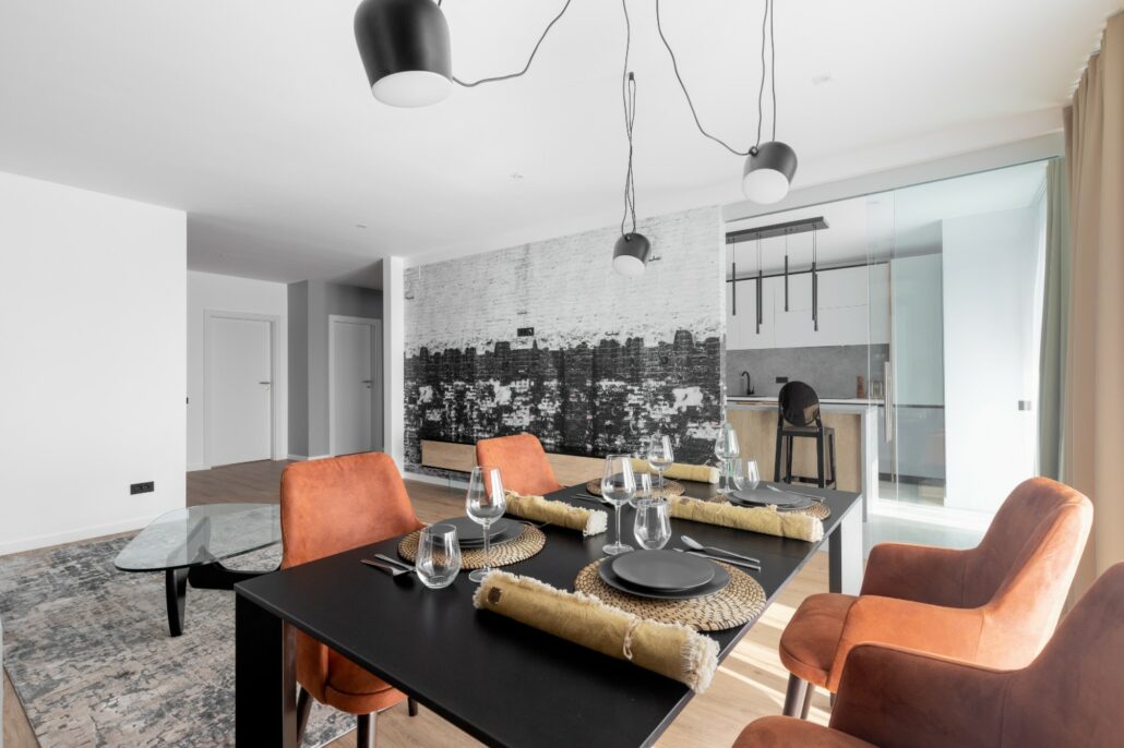 Apartament trei camere amenajare Sergiu Califar Pure Mess Design Bucuresti - masa cu scaune portocalii
