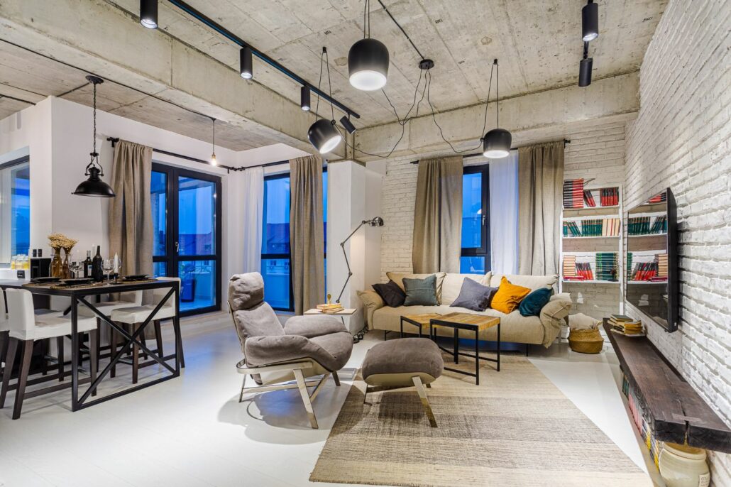 Living open space bucătărie cu insulă stil industrial metal tavan beton aparent perete cărămidă albă arh. Cristina Golban Delta Studio Design